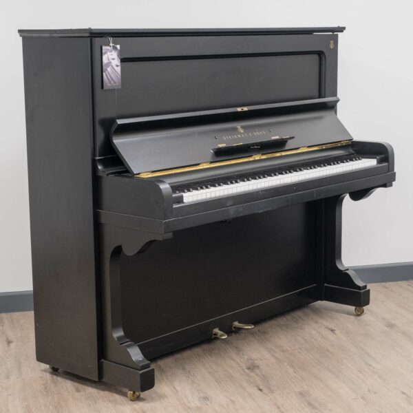 Steinway & Sons Vertegrand in Polished Black
