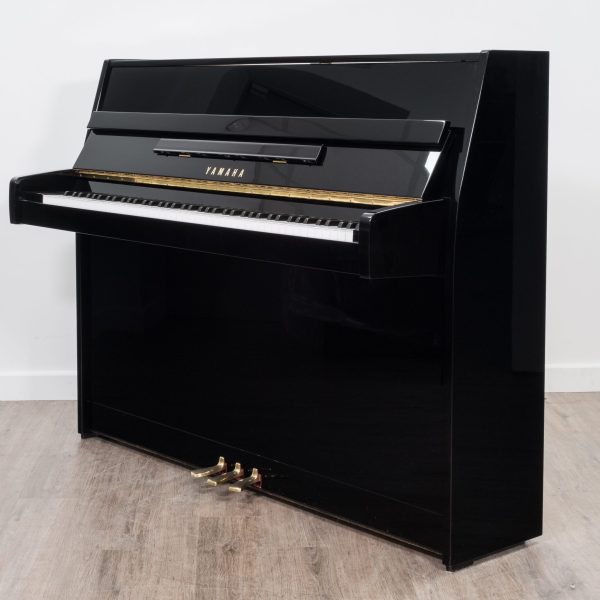 Yamaha P112 Upright piano in polished black