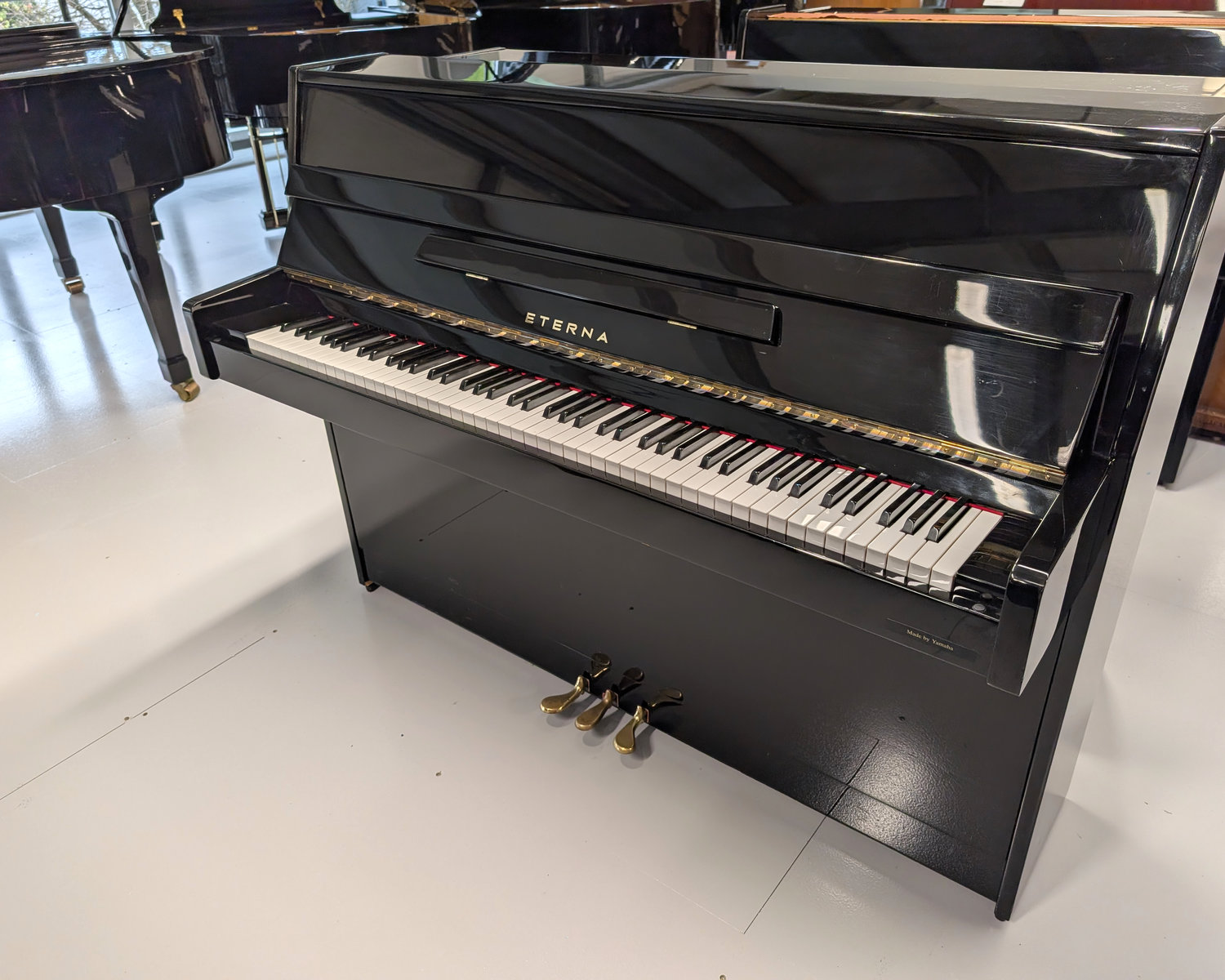 Yamaha Eterna 108 Upright Piano - c2000